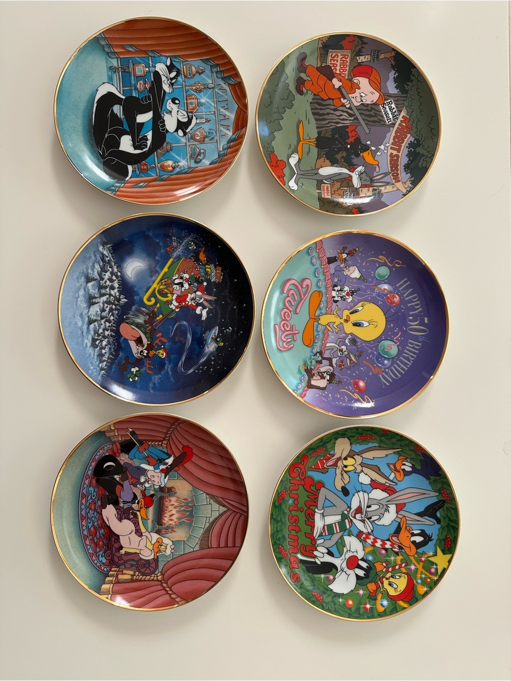 Set of 6 Looney Tunes Collector Plates - Colorful Holiday & Character Scenes